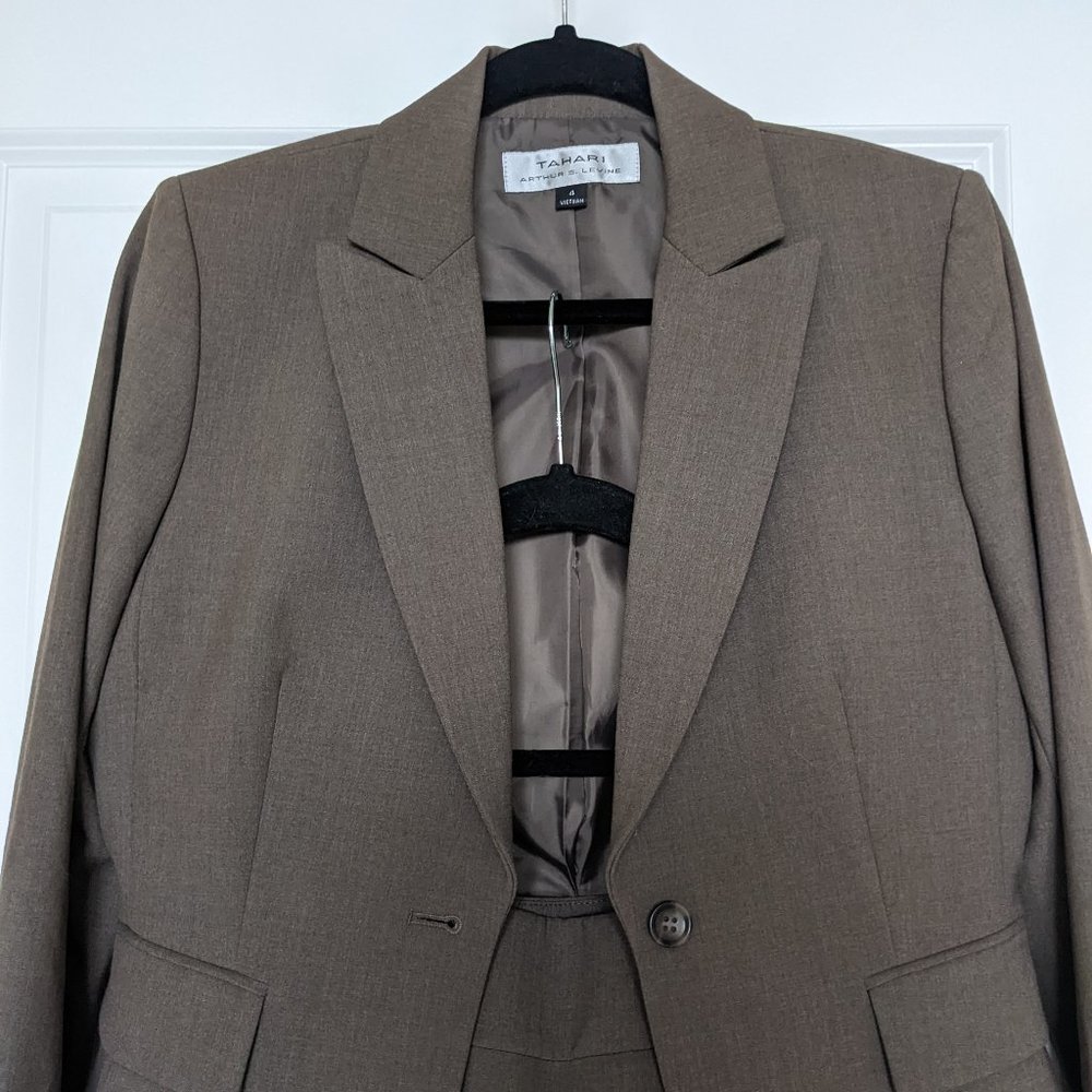 Like New Tahari 2-piece Skirt Suit